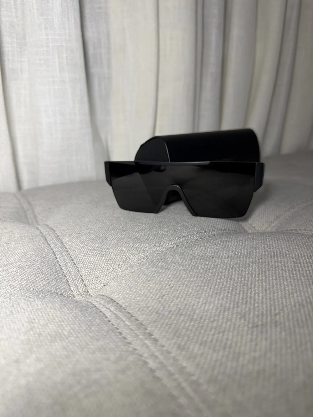 Burberry Black Shield-Style VR Sunglass with Case